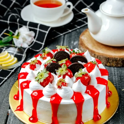 sweet-cake-with-cream-oreo-strawberry